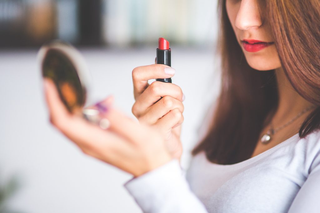 beauty-girl-lip-gloss-6393-1024×683